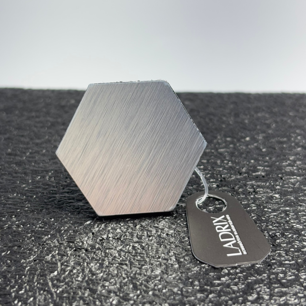 Anel feminino hexagonal tipo prata escovada, feito à mão com materiais ecológicos, design moderno e atemporal.