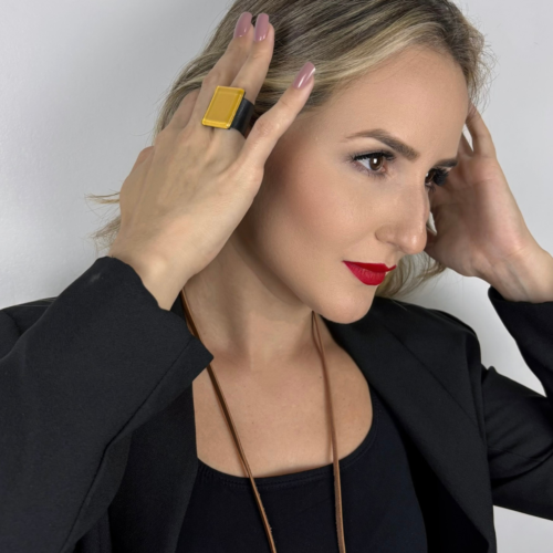 Anel feminino amarelo, feito à mão com materiais ecológicos, design moderno e atemporal.