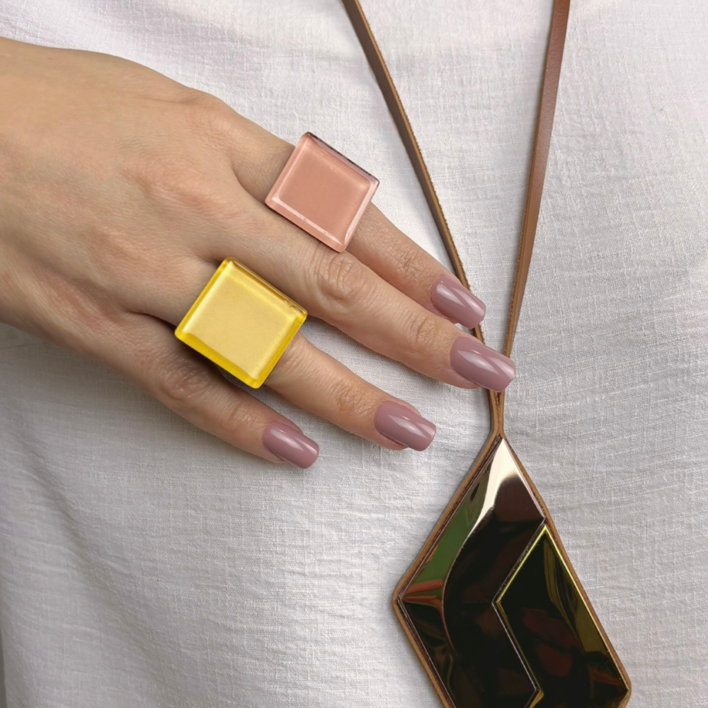 Anel feminino amarelo, feito à mão com materiais ecológicos, design moderno e atemporal.