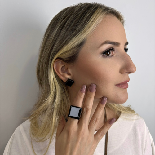 Anel feminino preto, feito à mão com materiais ecológicos, design moderno e atemporal.