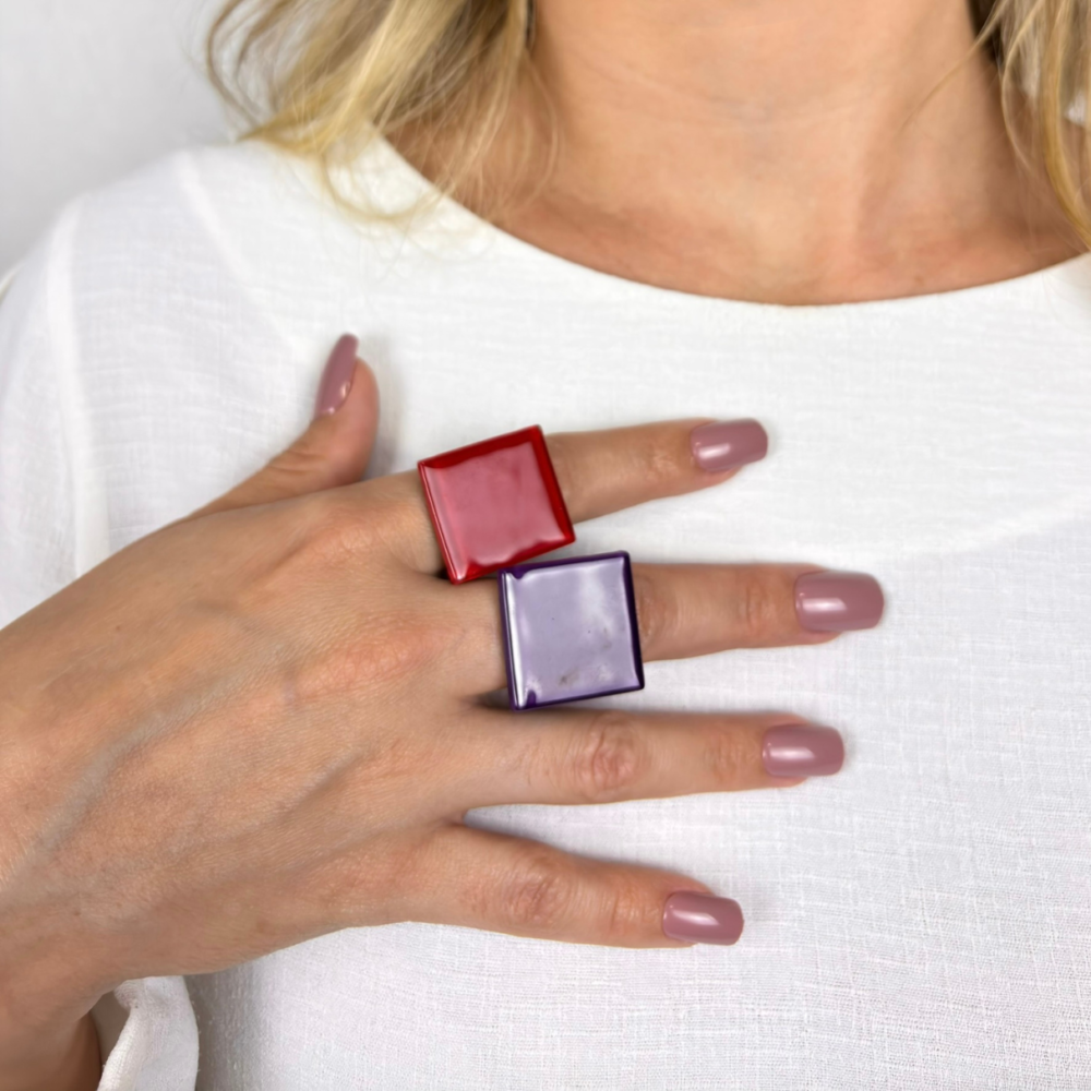 Anel feminino roxo, feito à mão com materiais ecológicos, design moderno e atemporal.