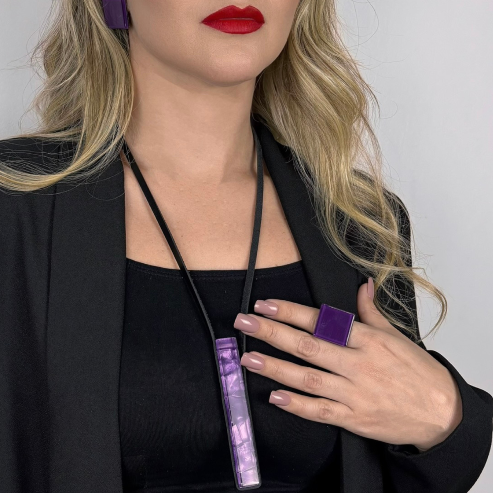 Anel feminino roxo, feito à mão com materiais ecológicos, design moderno e atemporal.