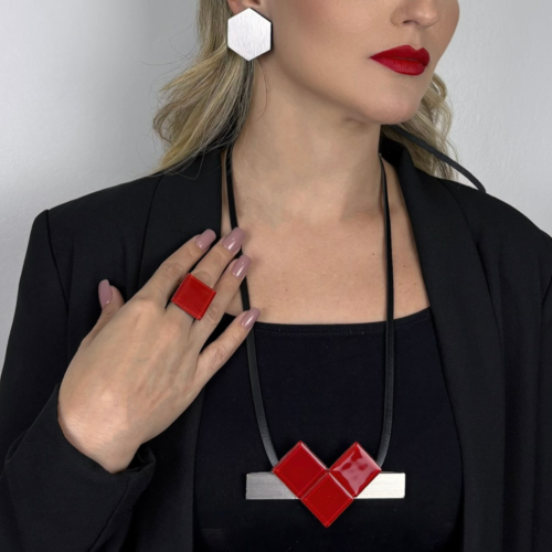 Anel feminino vermelho, feito à mão com materiais ecológicos, design moderno e atemporal.