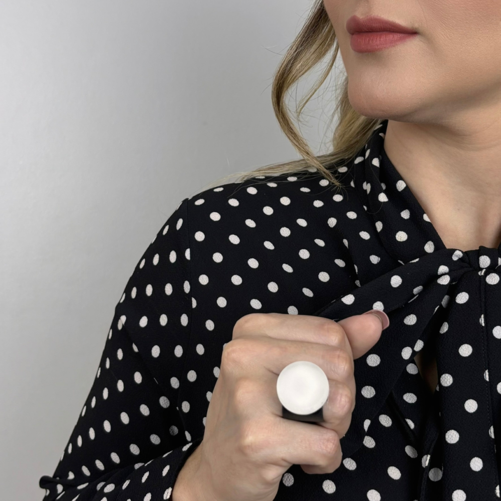 Anel feminino branco fosco, feito à mão com materiais ecológicos, design moderno e atemporal.