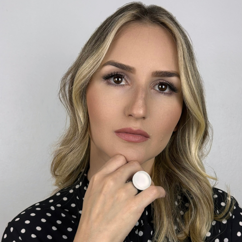 Anel feminino branco fosco, feito à mão com materiais ecológicos, design moderno e atemporal.