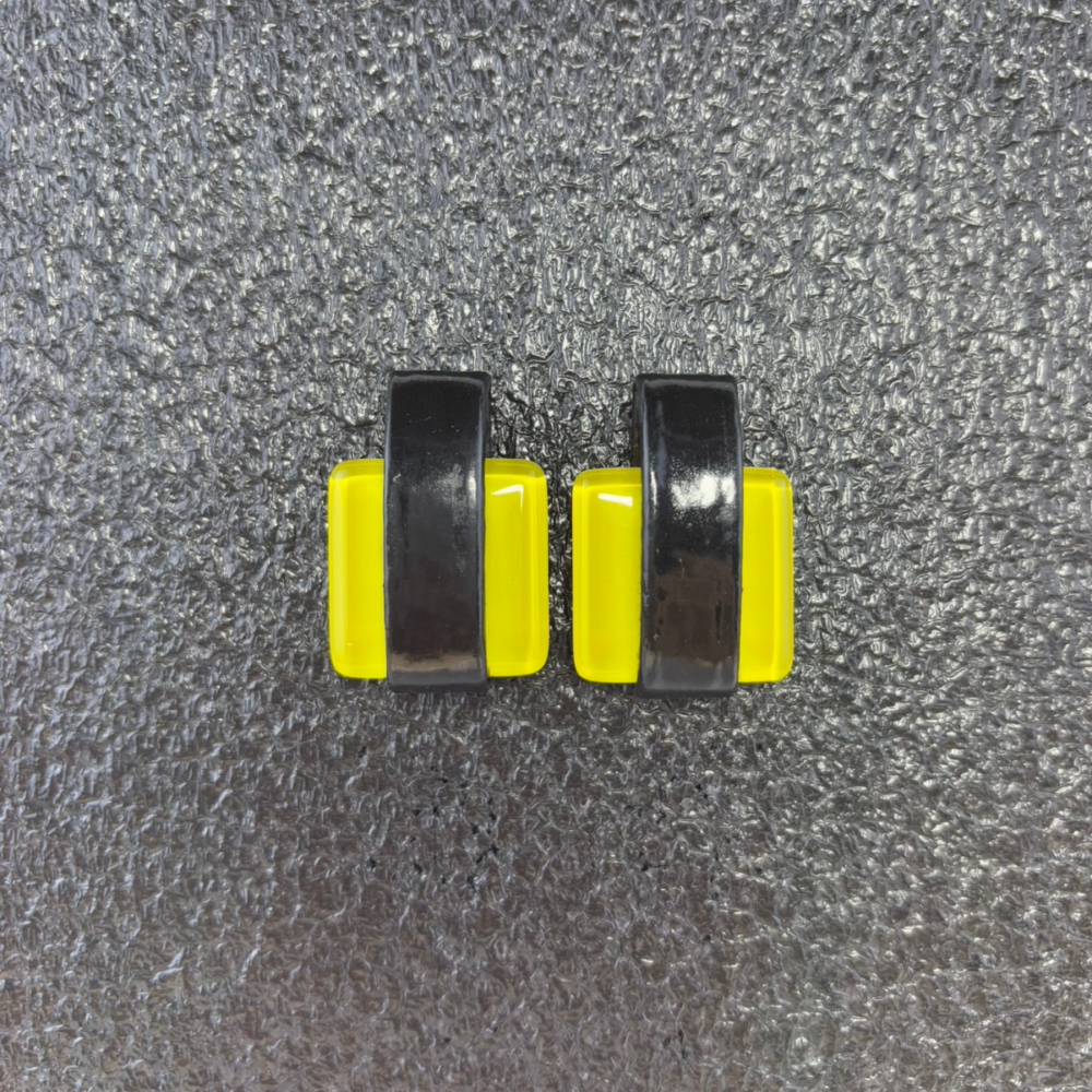 Brinco feminino amarelo com preto, feito à mão com materiais ecológicos, design moderno e atemporal.