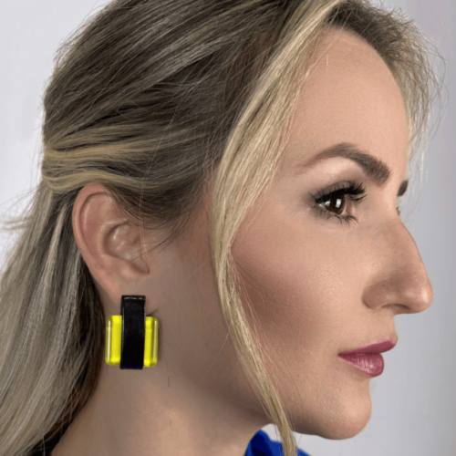 Brinco feminino amarelo com preto, feito à mão com materiais ecológicos, design moderno e atemporal.
