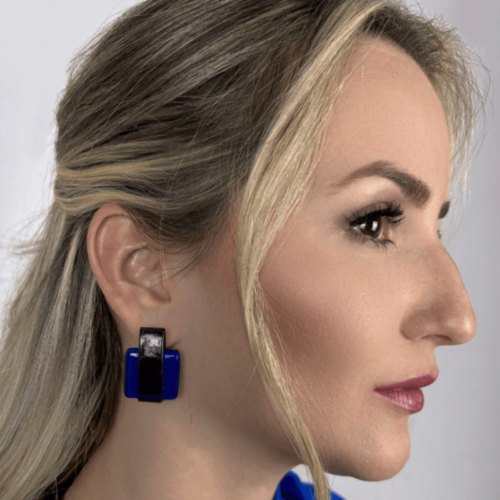 Brinco feminino azul-marinho com preto, feito à mão com materiais ecológicos, design moderno e atemporal.