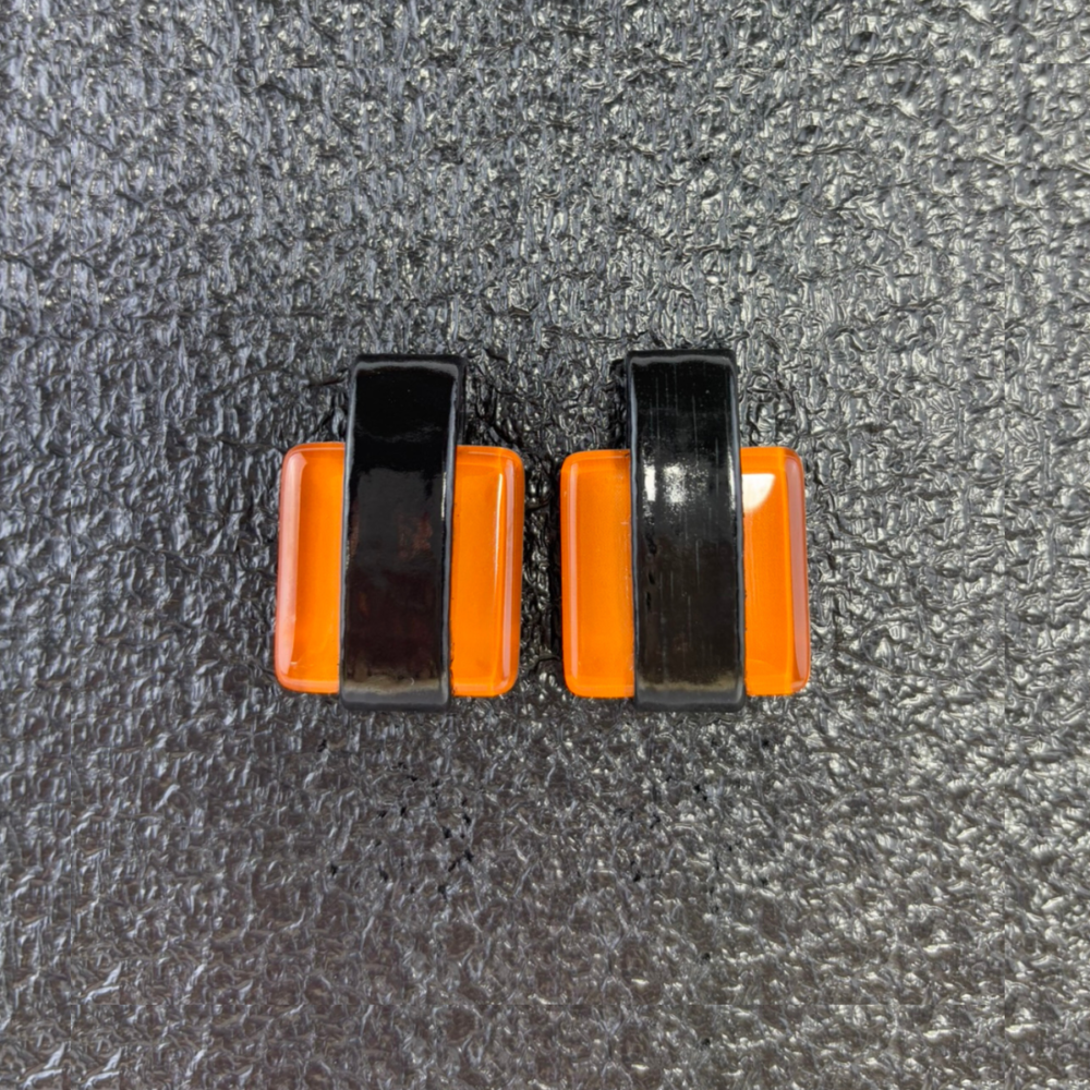 Brinco feminino laranja com preto, feito à mão com materiais ecológicos, design moderno e atemporal.