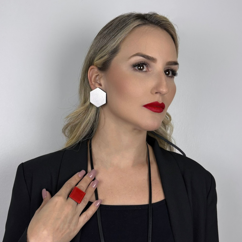 Brinco feminino prata escovada, feito à mão com materiais ecológicos, design moderno e atemporal.