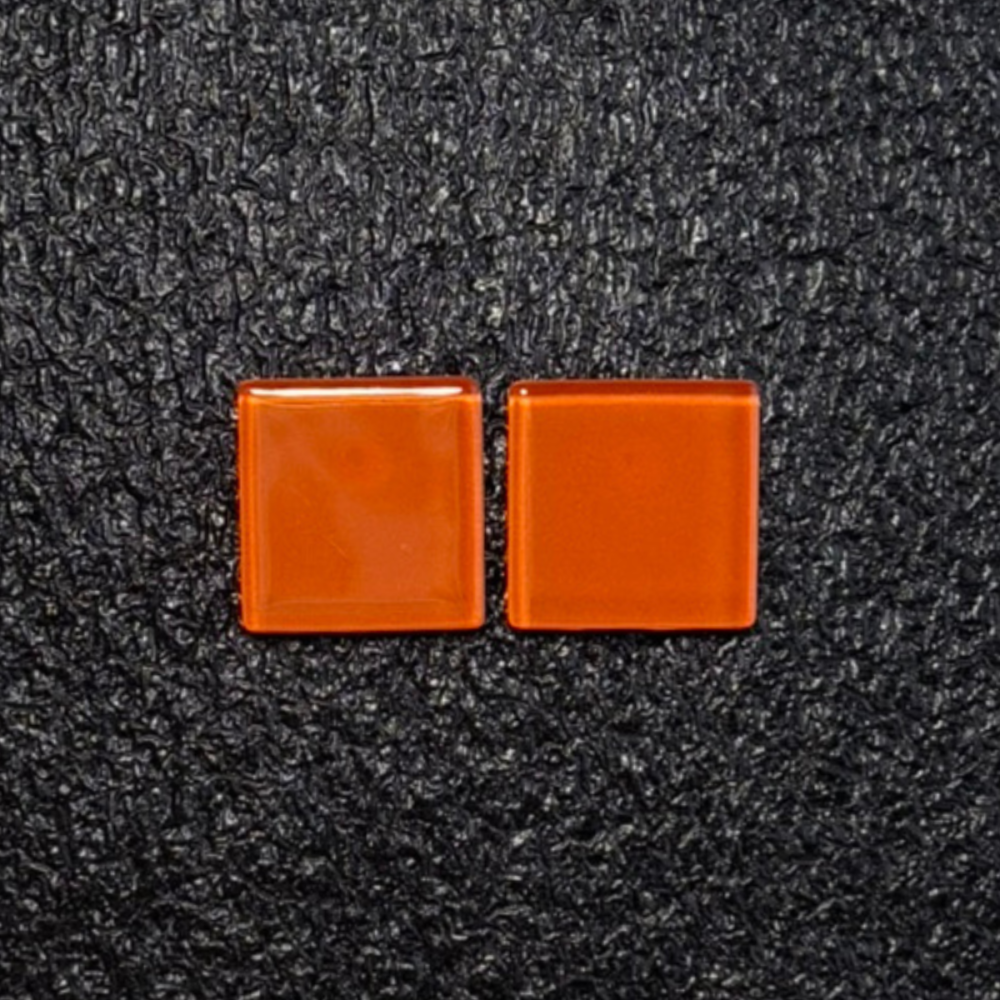 Brinco feminino laranja, feito à mão com materiais ecológicos, design moderno e atemporal.