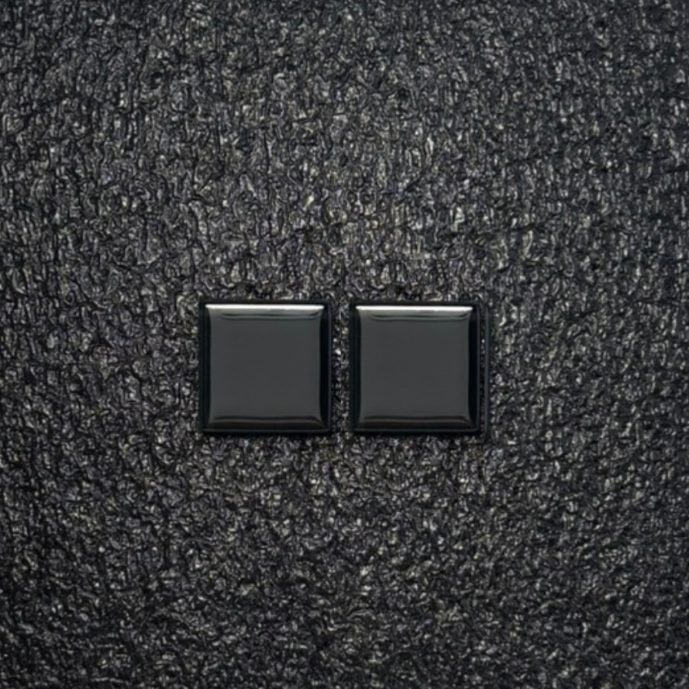 Brinco feminino preto, feito à mão com materiais ecológicos, design moderno e atemporal.