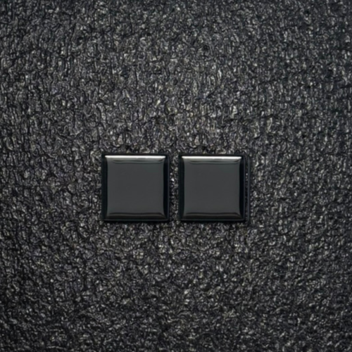 Brinco feminino preto, feito à mão com materiais ecológicos, design moderno e atemporal.
