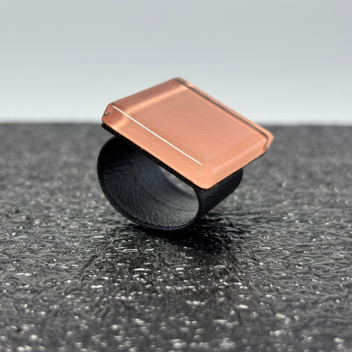 Anel feminino rosa, feito à mão com materiais ecológicos, design moderno e atemporal.