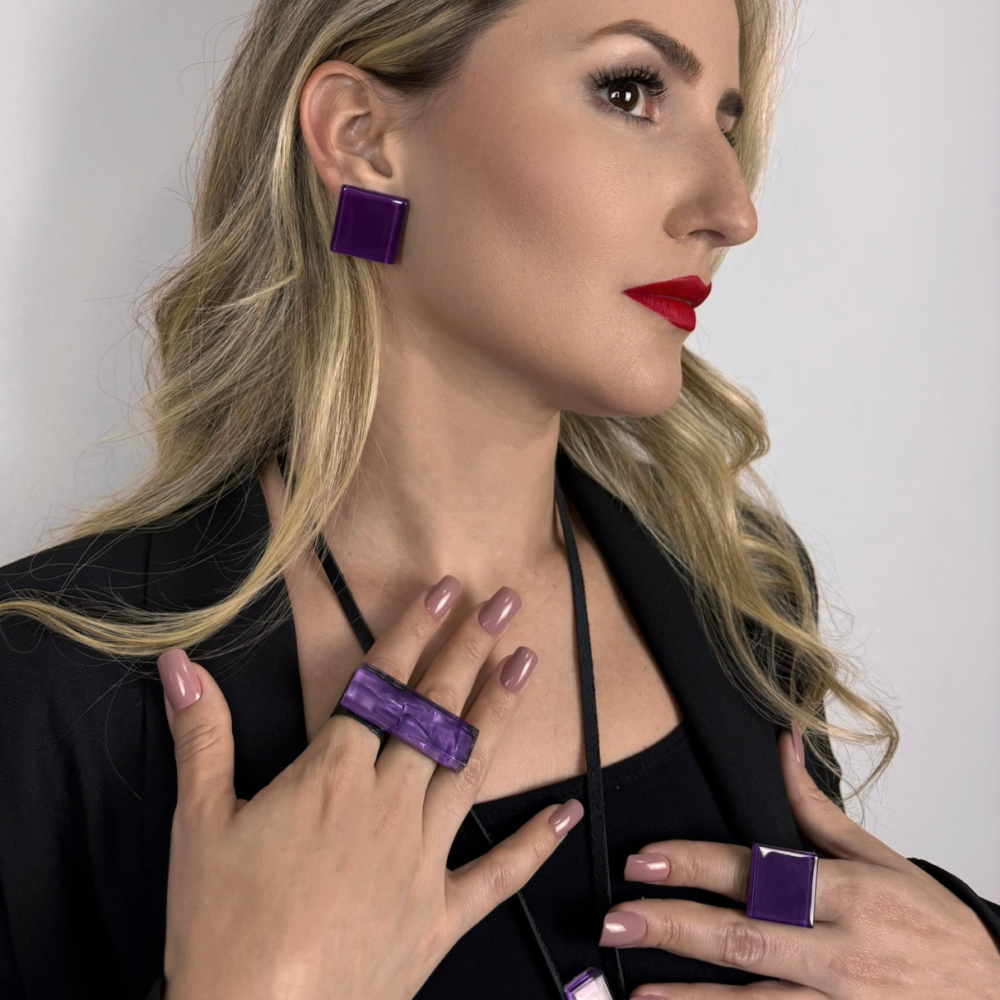 Brinco feminino roxo, feito à mão com materiais ecológicos, design moderno e atemporal.