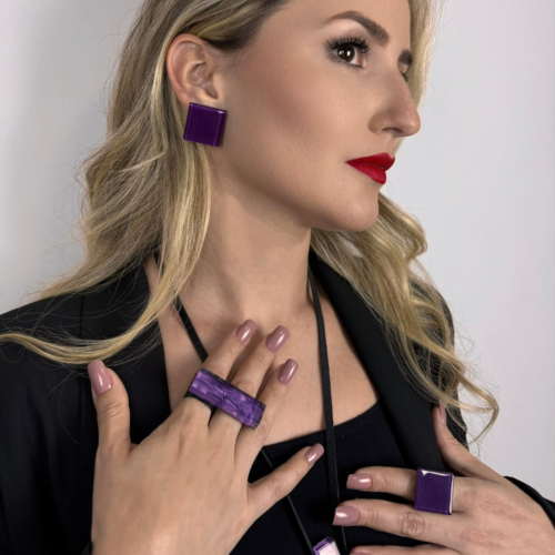 Brinco feminino roxo, feito à mão com materiais ecológicos, design moderno e atemporal.