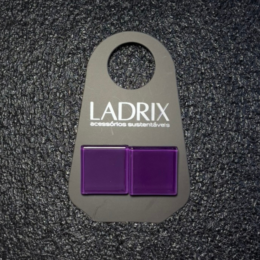 Brinco feminino roxo, feito à mão com materiais ecológicos, design moderno e atemporal.