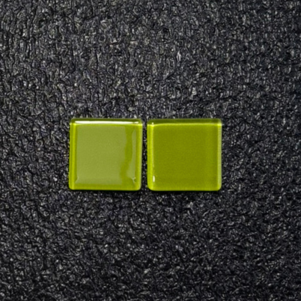Brinco feminino verde, feito à mão com materiais ecológicos, design moderno e atemporal.
