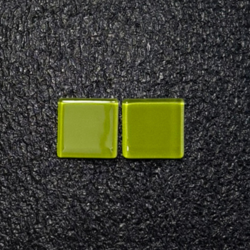 Brinco feminino verde, feito à mão com materiais ecológicos, design moderno e atemporal.