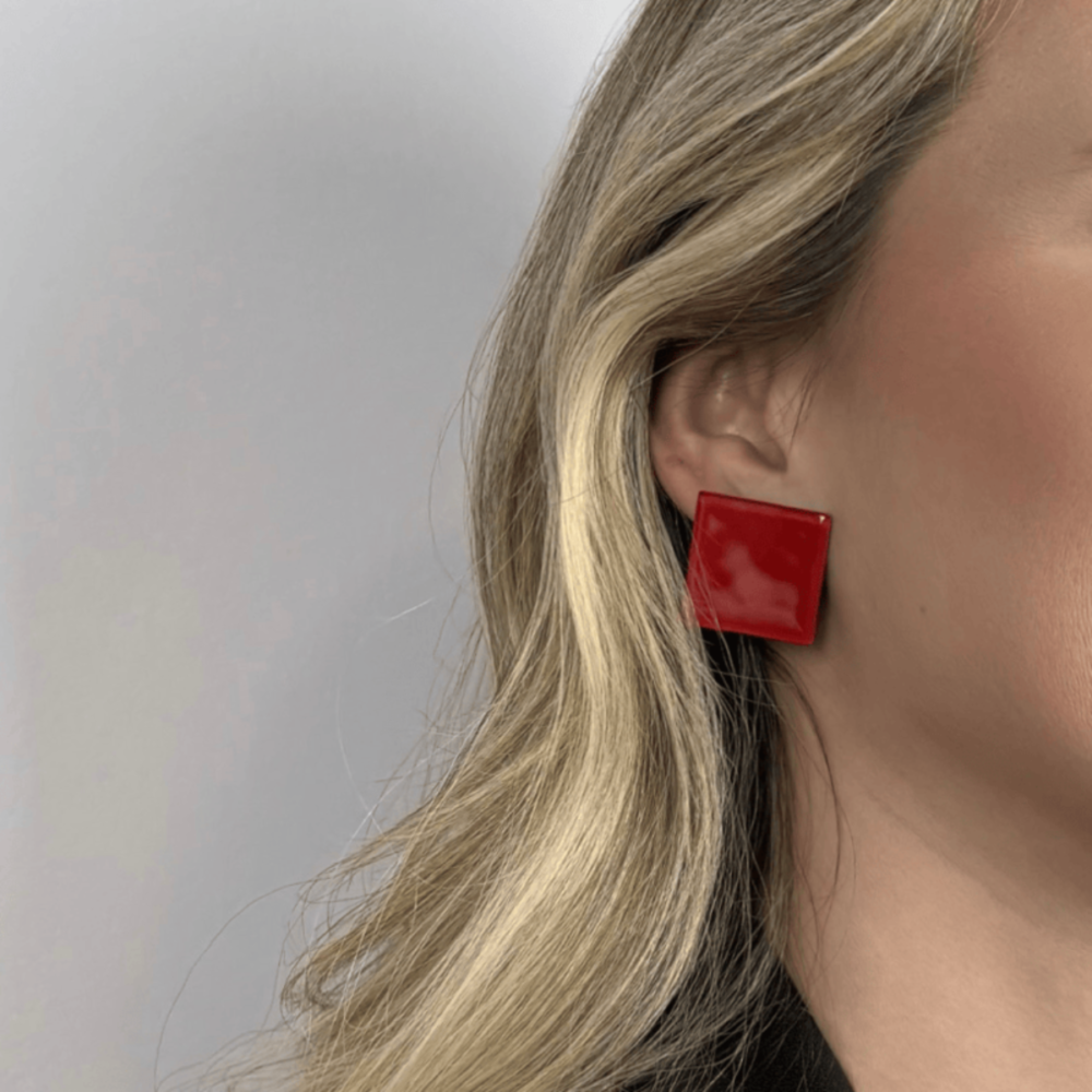 Brinco feminino vermelho, feito à mão com materiais ecológicos, design moderno e atemporal.