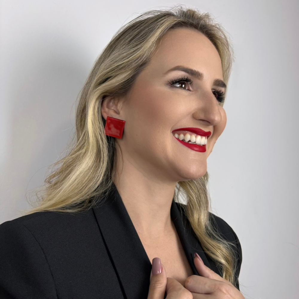 Brinco feminino vermelho, feito à mão com materiais ecológicos, design moderno e atemporal.