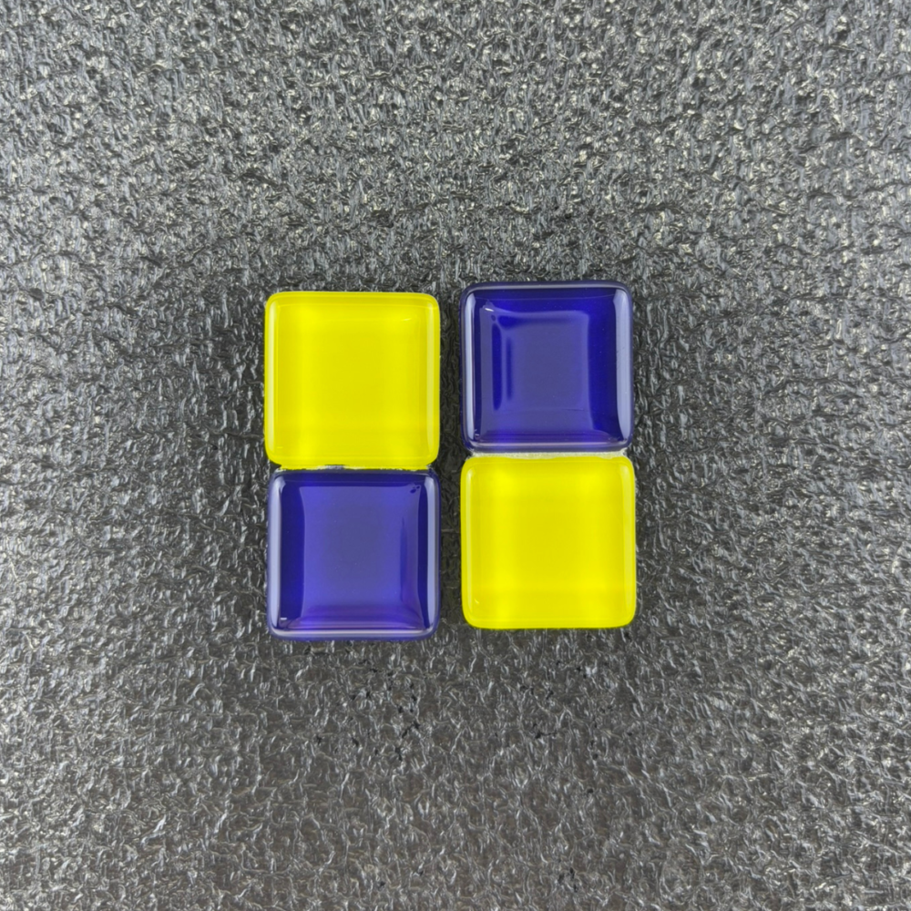 Brinco feminino azul royal e amarelo canário, feito à mão com materiais ecológicos, design moderno e atemporal.