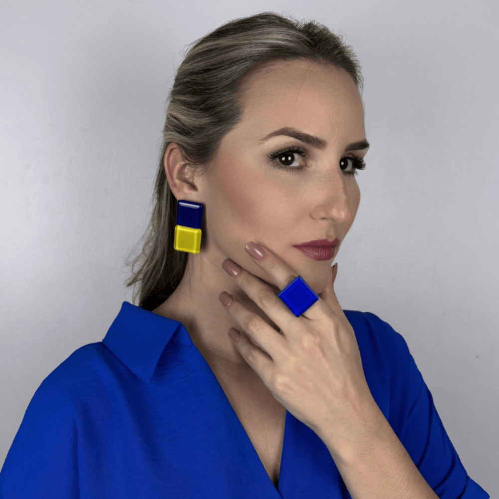 Brinco feminino azul royal e amarelo canário, feito à mão com materiais ecológicos, design moderno e atemporal.