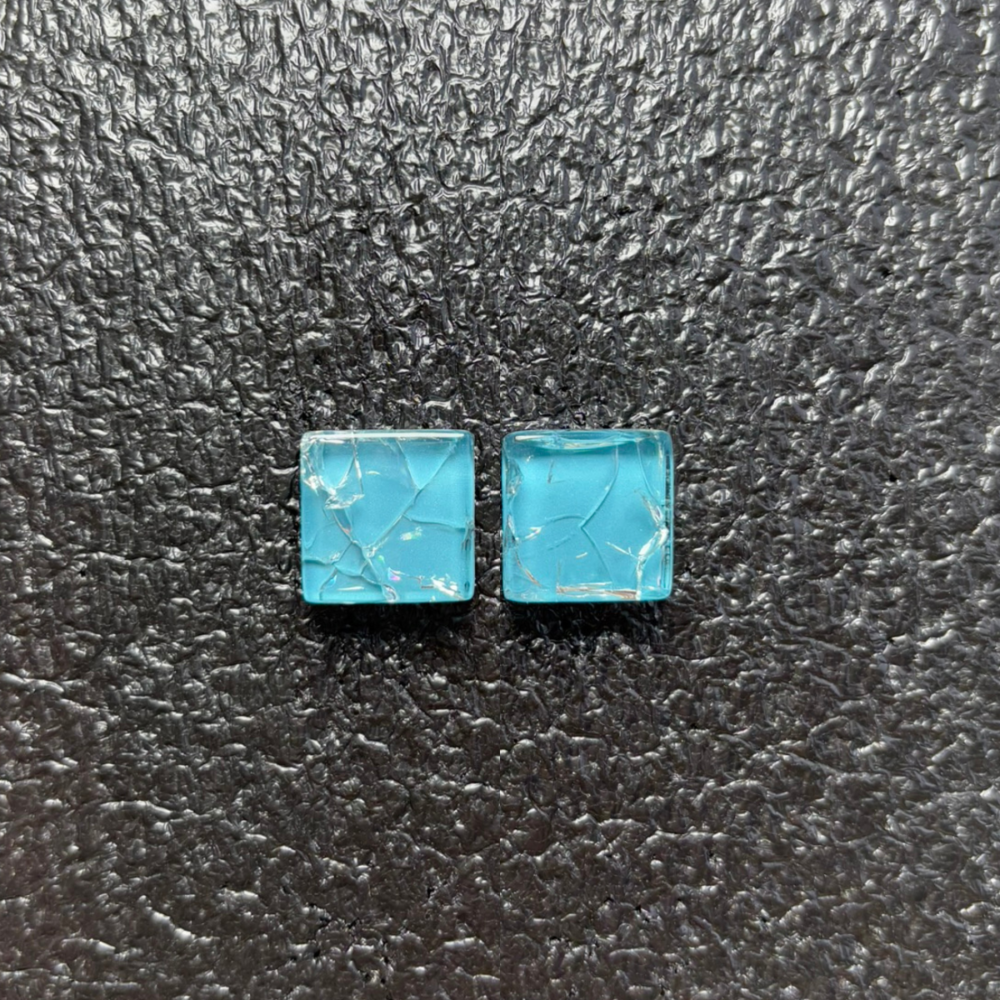 Brinco feminino azul mesclado, feito à mão com materiais ecológicos, design moderno e atemporal.