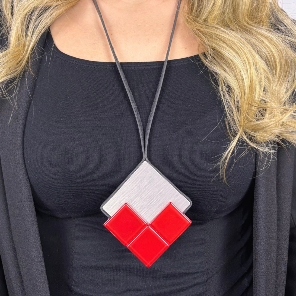 Colar Átrio vermelho e prata escovada, feito à mão com materiais ecológicos, design moderno e atemporal.