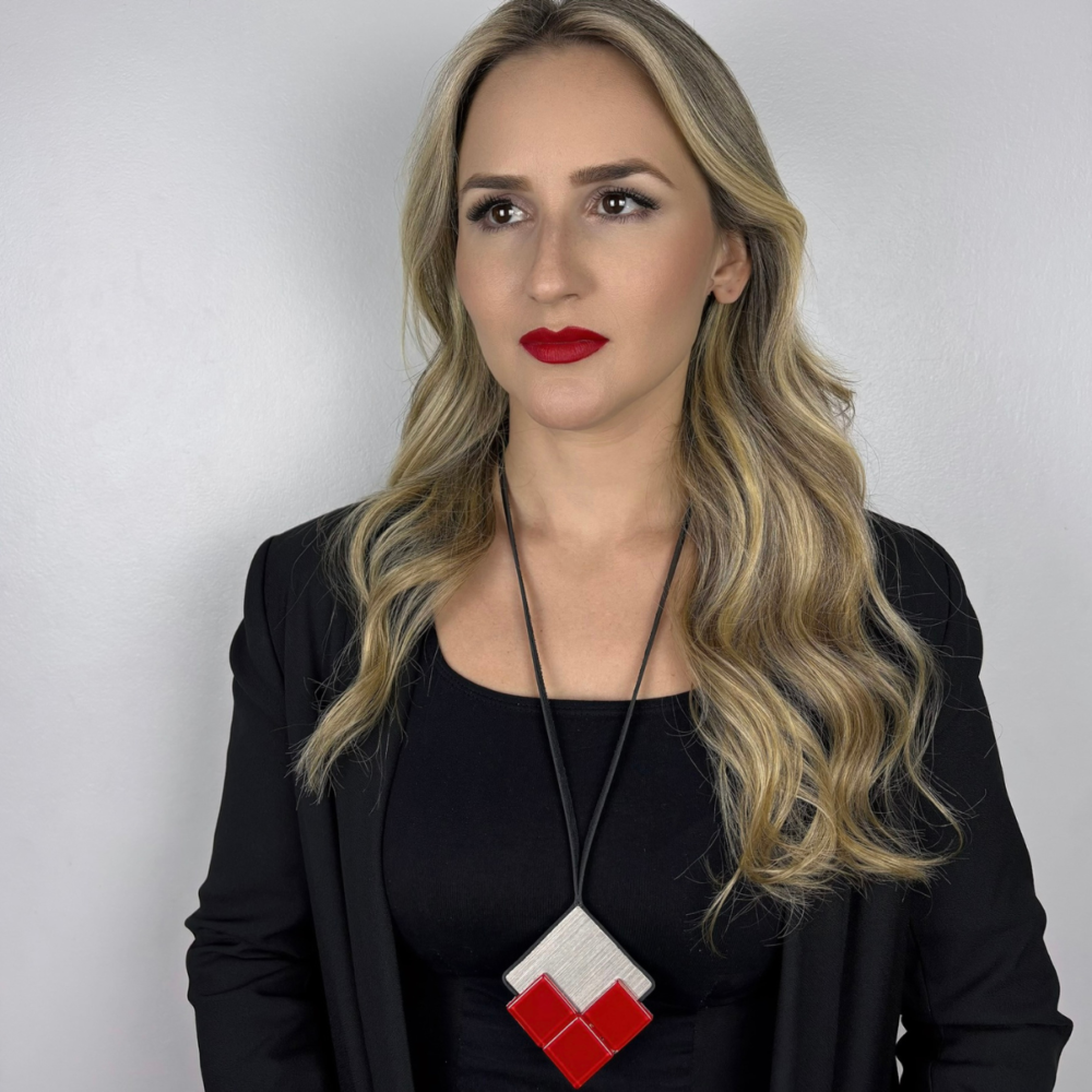 Colar Átrio vermelho e prata escovada, feito à mão com materiais ecológicos, design moderno e atemporal.