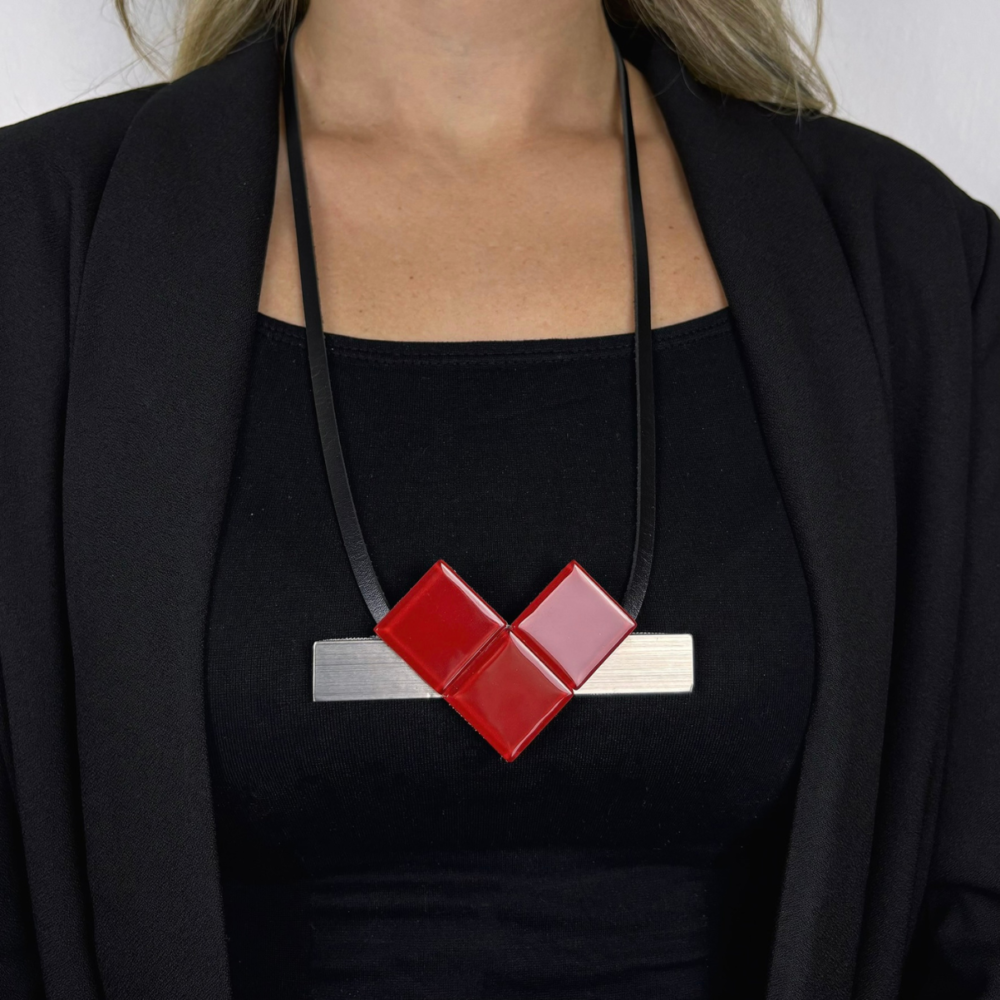 Colar Core vermelho e prata escovada, feito à mão com materiais ecológicos, design moderno e atemporal.