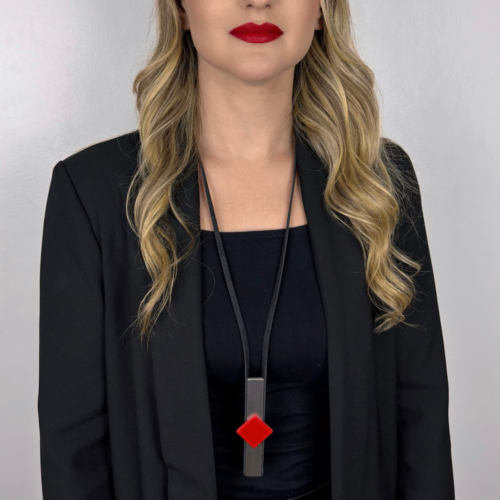 Colar Pulso vermelho e prata escovada, feito à mão com materiais ecológicos, design moderno e atemporal.