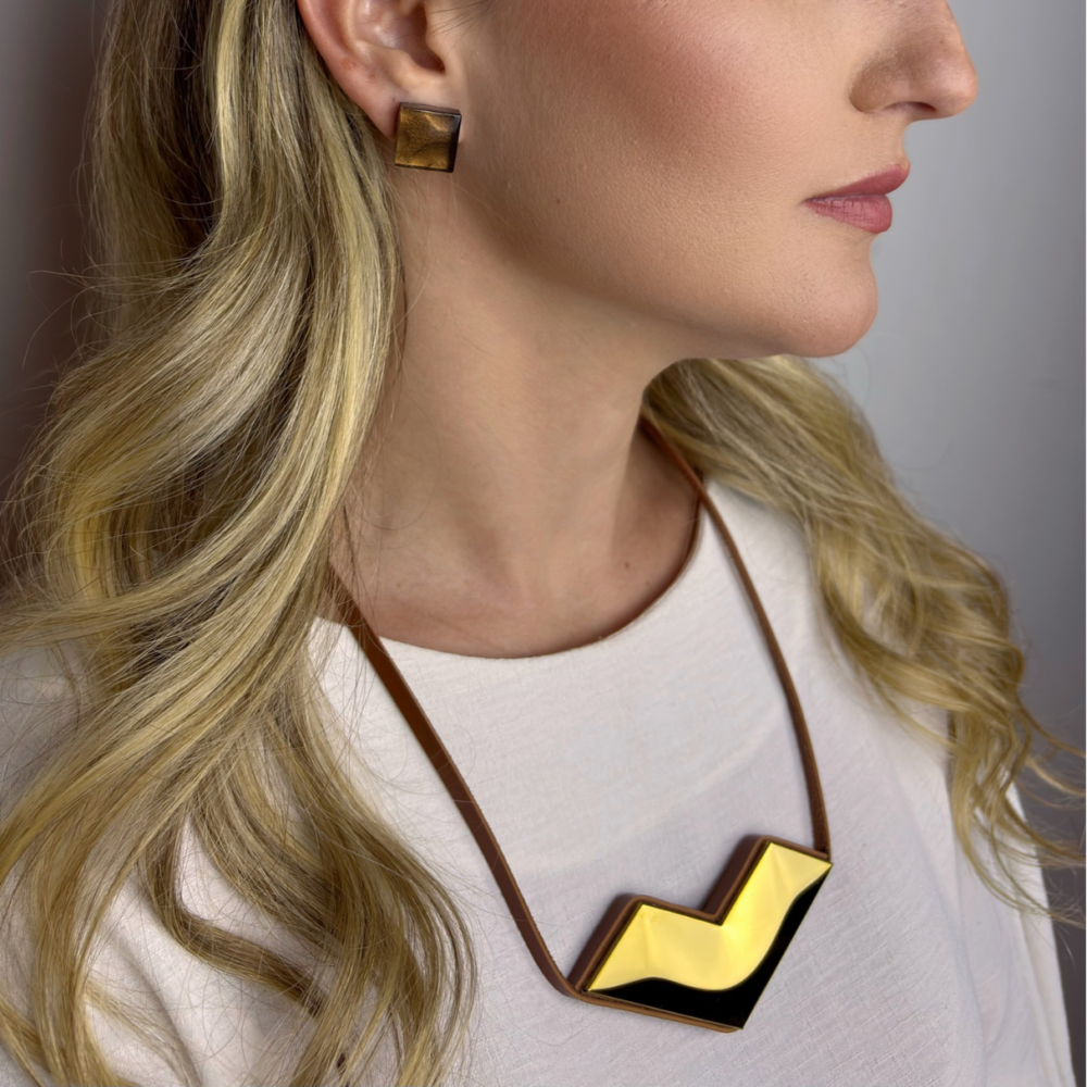 Colar Wonder dourado, feito à mão com materiais ecológicos, design moderno e atemporal.