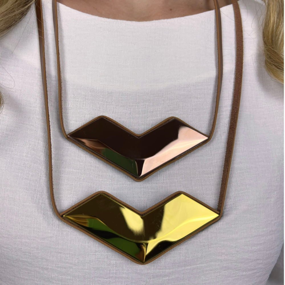 Colar Wonder dourado, feito à mão com materiais ecológicos, design moderno e atemporal.