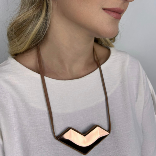 Colar Wonder rose gold, feito à mão com materiais ecológicos, design moderno e atemporal.