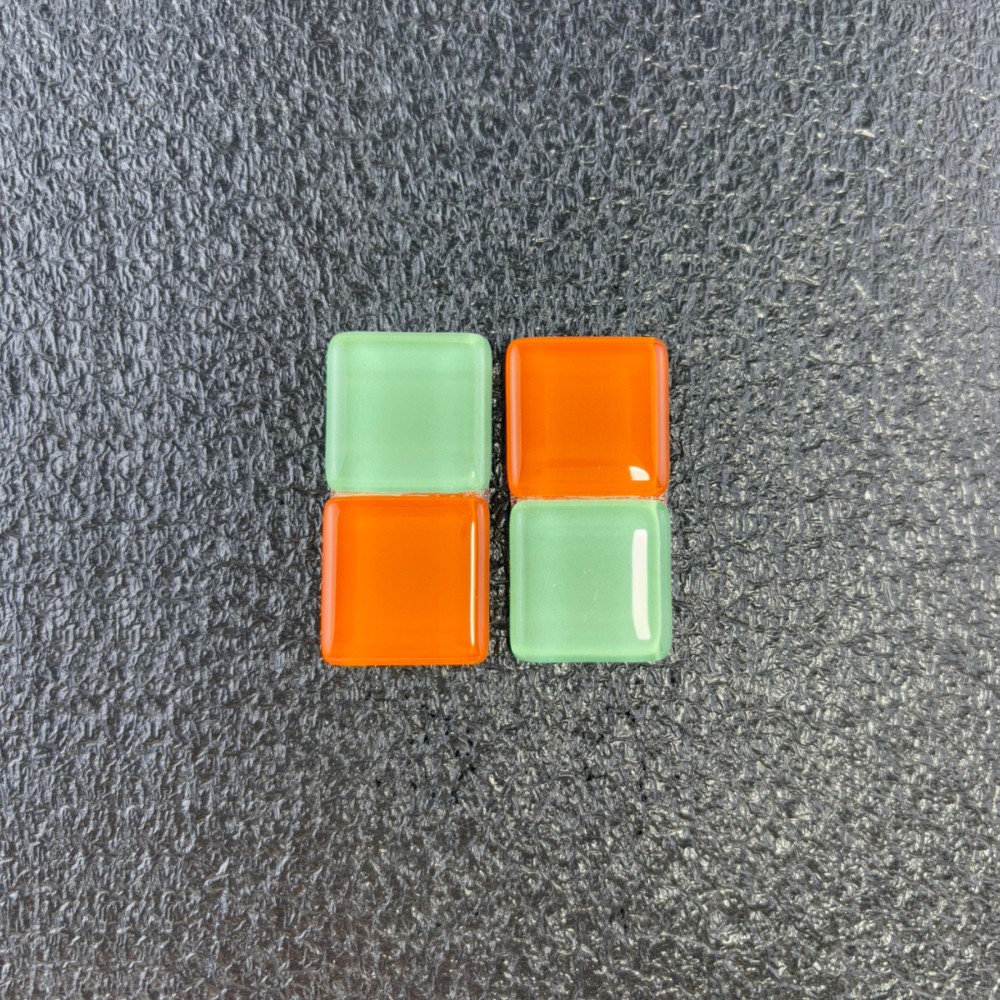 Brinco feminino verde e laranja, feito à mão com materiais ecológicos, design moderno e atemporal.