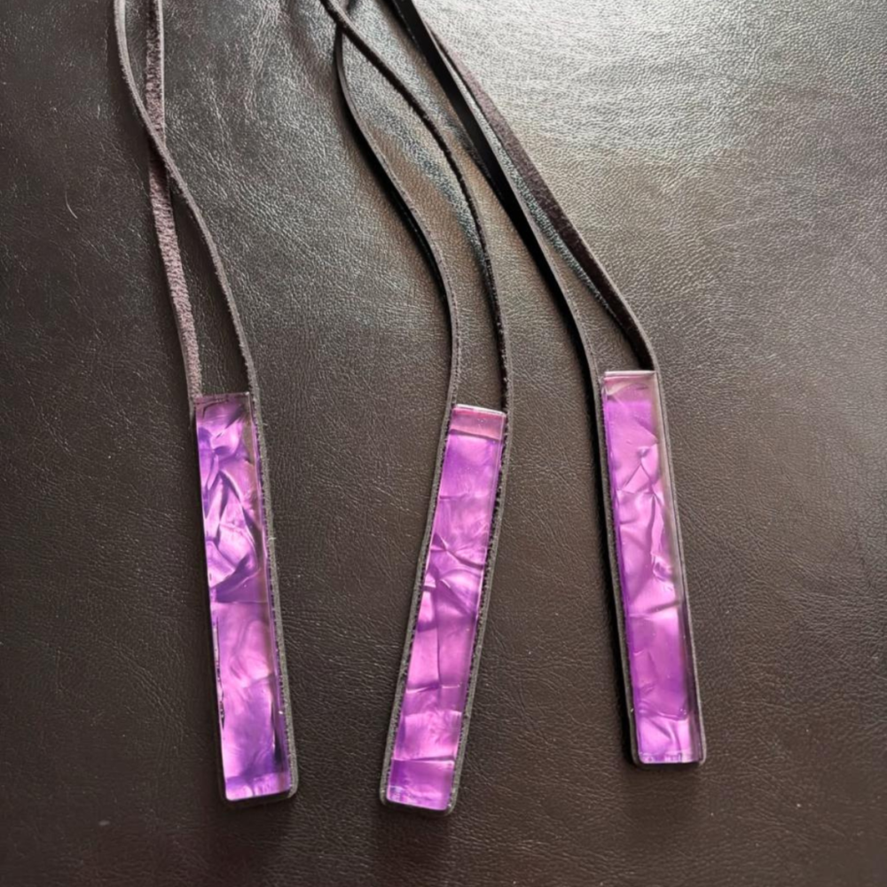 Colar Línia roxo mesclado, feito à mão com materiais ecológicos, design moderno e atemporal.