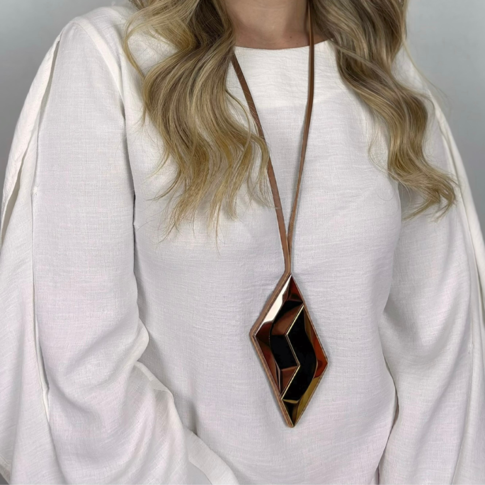 Colar Power rosé e dourado, feito à mão com materiais ecológicos, design moderno e atemporal.