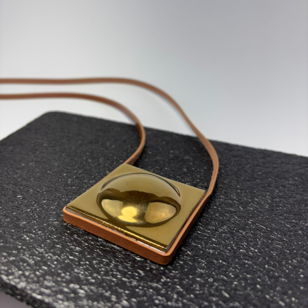 Colar Solano dourado, feito à mão com materiais ecológicos, design moderno e atemporal.