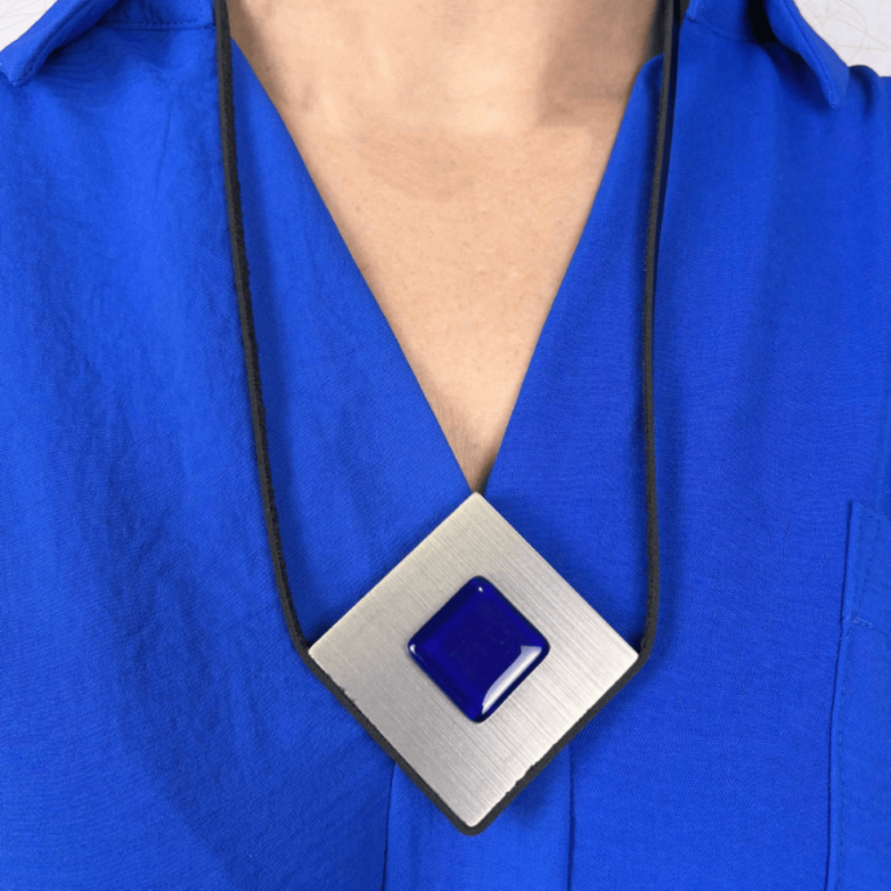 Colar Sonar azul e prata escovada, feito à mão com materiais ecológicos, design moderno e atemporal.
