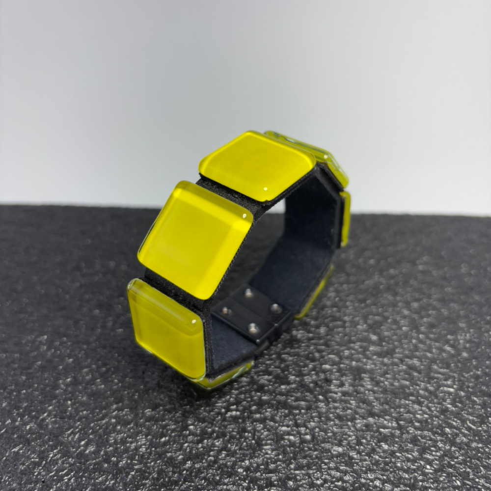 Pulseira Trilho amarela, feita à mão com materiais ecológicos, design moderno e atemporal.