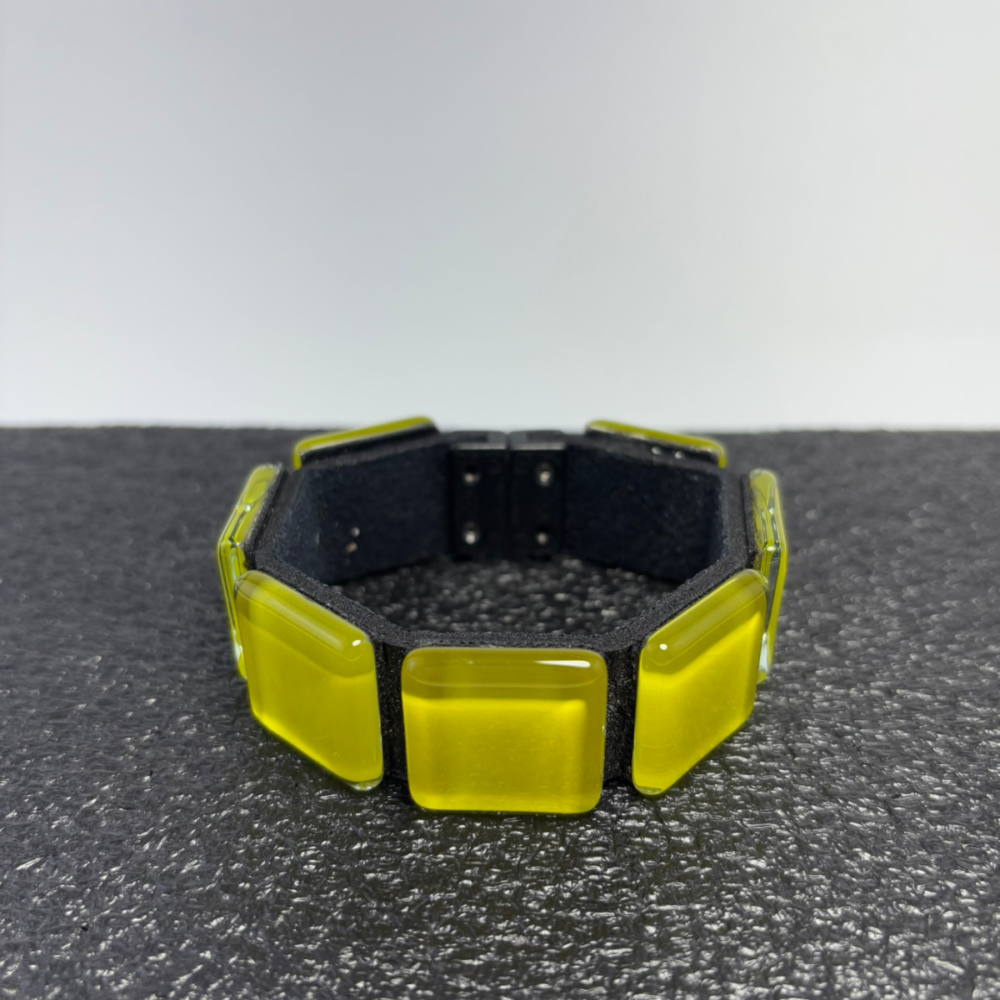 Pulseira Trilho amarela, feita à mão com materiais ecológicos, design moderno e atemporal.