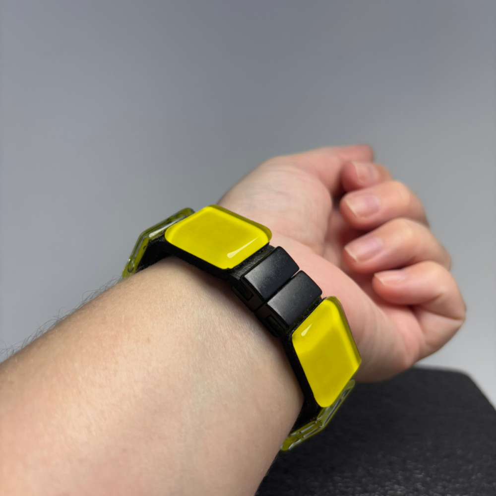 Pulseira Trilho amarela, feita à mão com materiais ecológicos, design moderno e atemporal.
