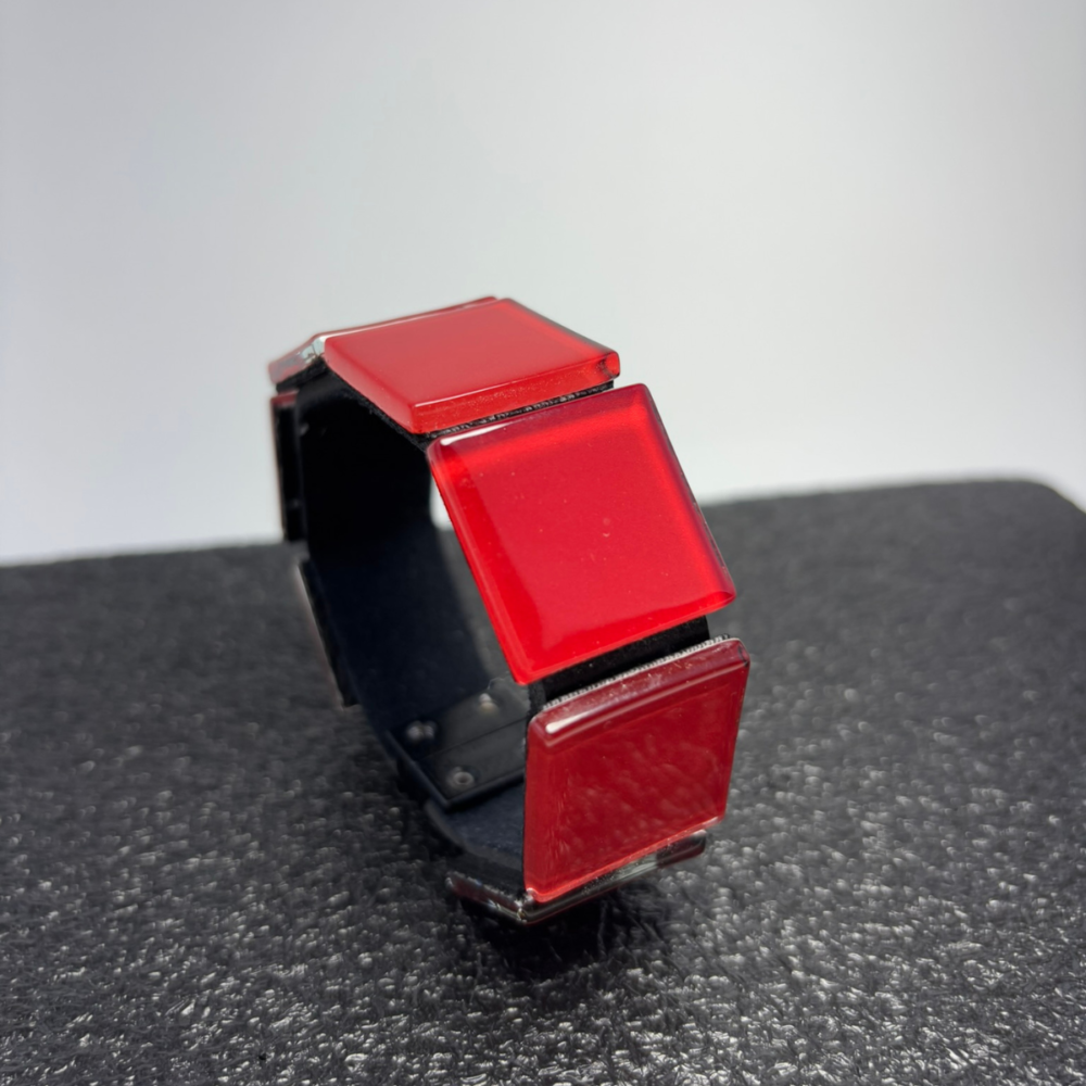 Pulseira Trilho vermelha, feita à mão com materiais ecológicos, design moderno e atemporal.