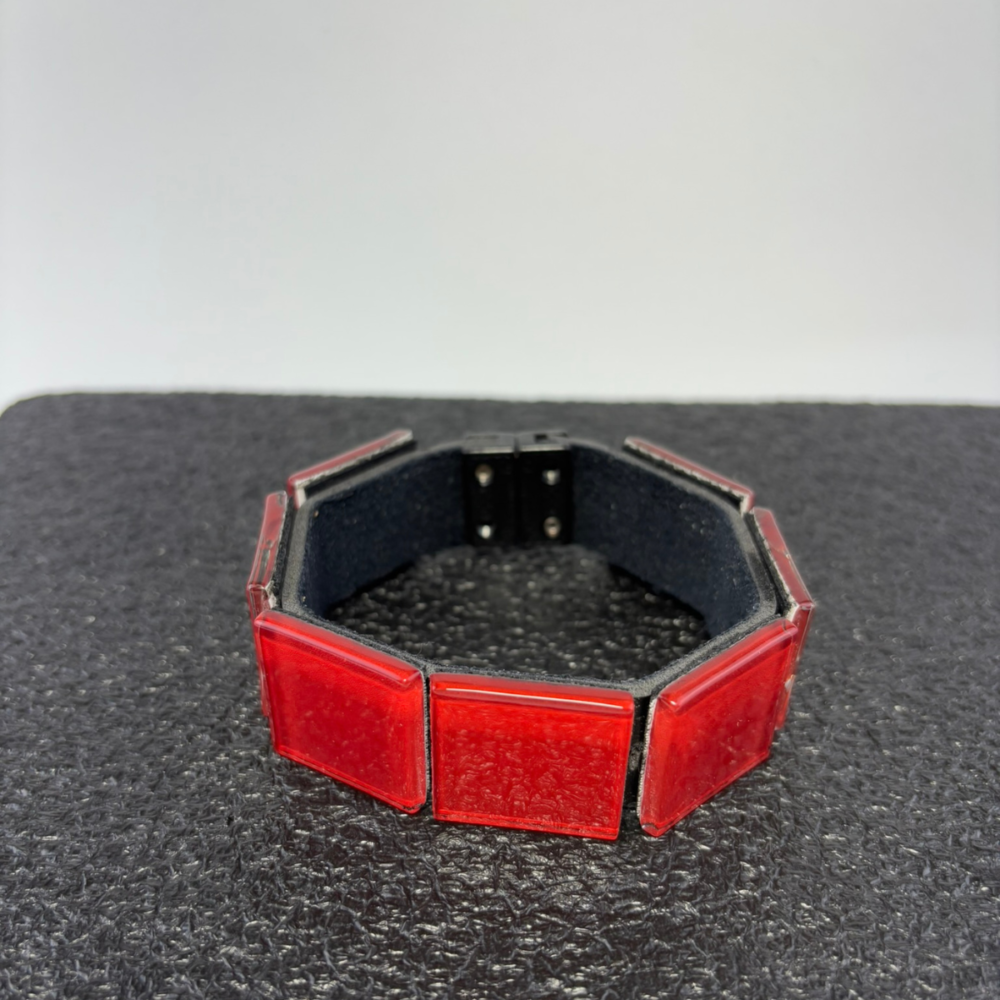 Pulseira Trilho vermelha, feita à mão com materiais ecológicos, design moderno e atemporal.
