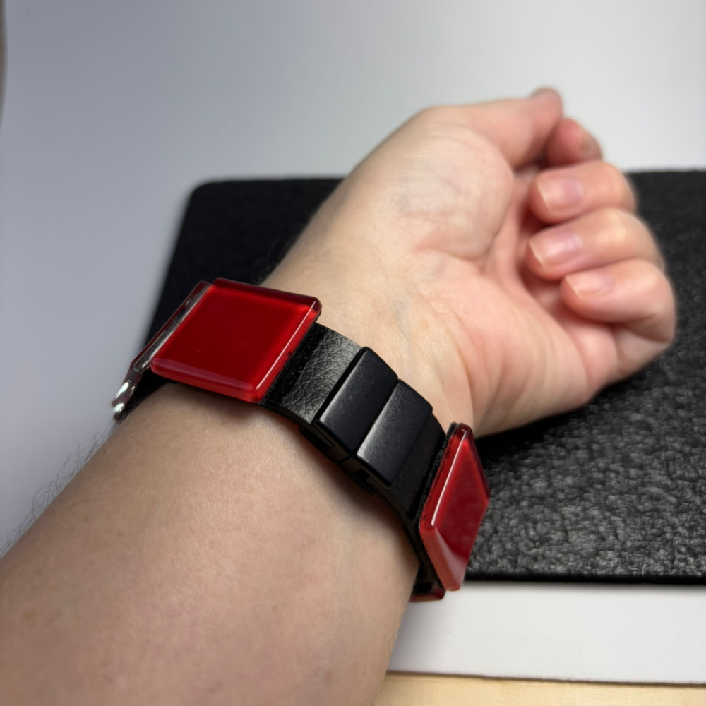 Pulseira Trilho vermelha, feita à mão com materiais ecológicos, design moderno e atemporal.