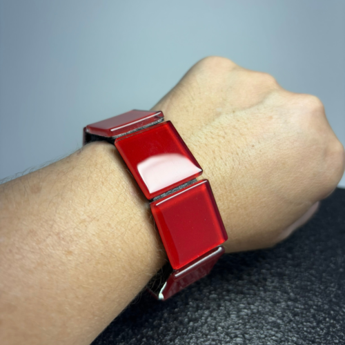 Pulseira Trilho vermelha, feita à mão com materiais ecológicos, design moderno e atemporal.