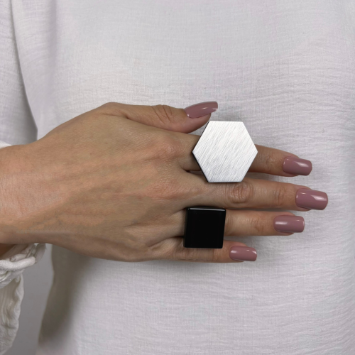 Anel feminino hexagonal tipo prata escovada, feito à mão com materiais ecológicos, design moderno e atemporal.