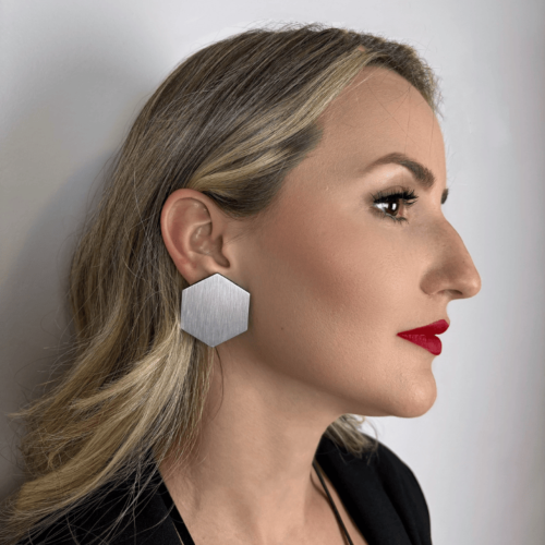 Brinco feminino prata escovada, feito à mão com materiais ecológicos, design moderno e atemporal.