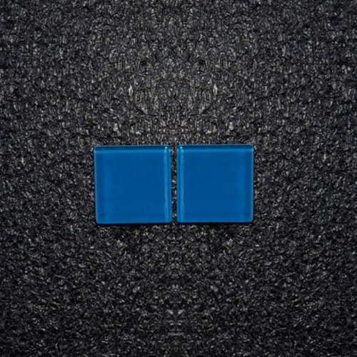 Brinco feminino azul celeste, feito à mão com materiais ecológicos, design moderno e atemporal.